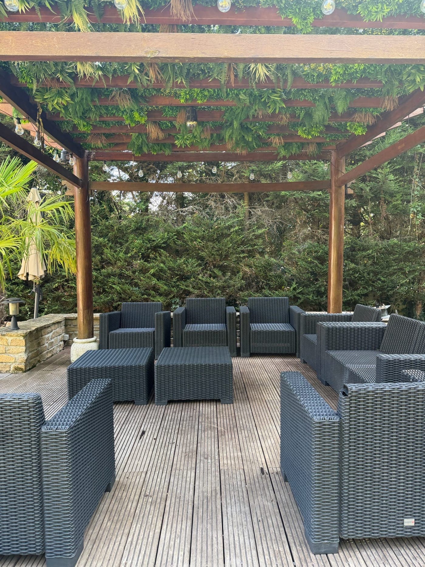 Salon de détente sous la pergola en vigne