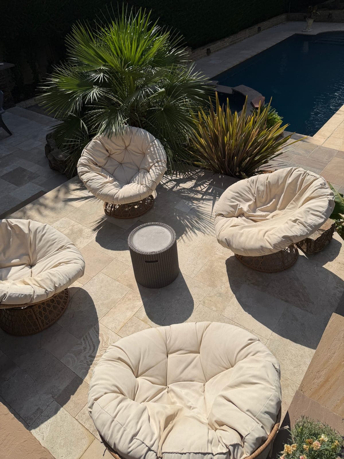 Fauteuils suspendus dans le coin détente