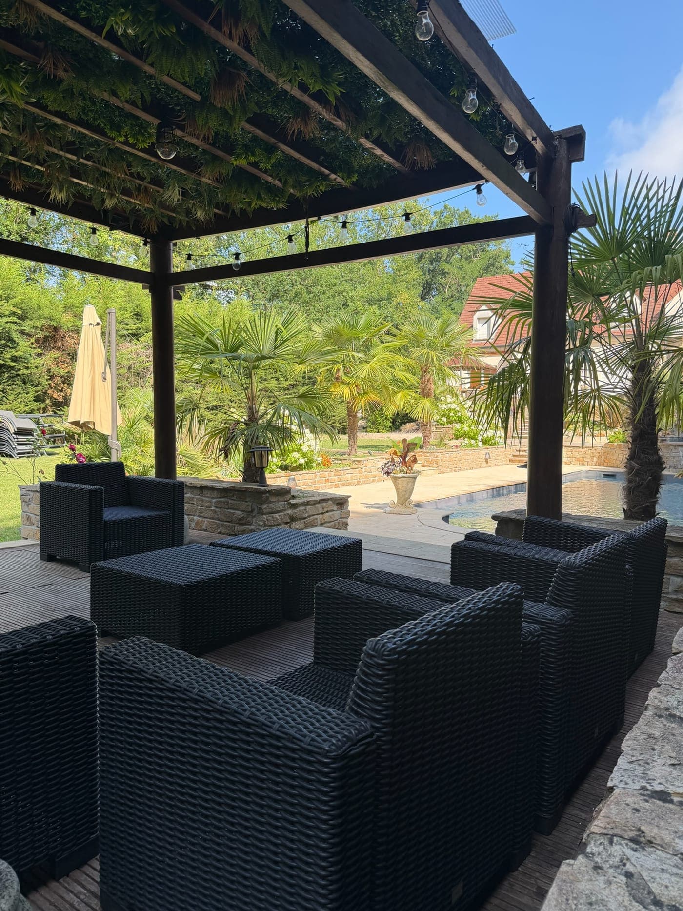 Salon de jardin et pergola au bord de l'eau