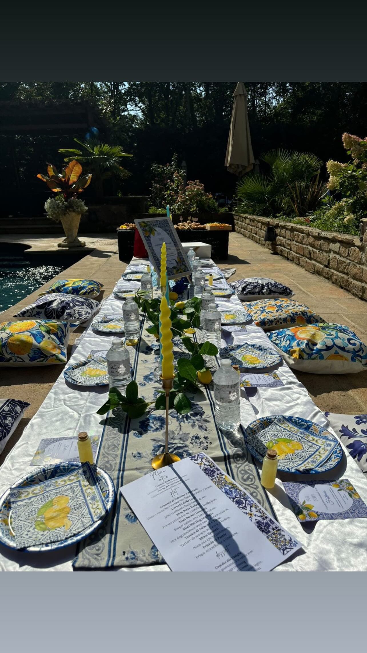 Longue tablée méditerranéenne dressée dans le jardin