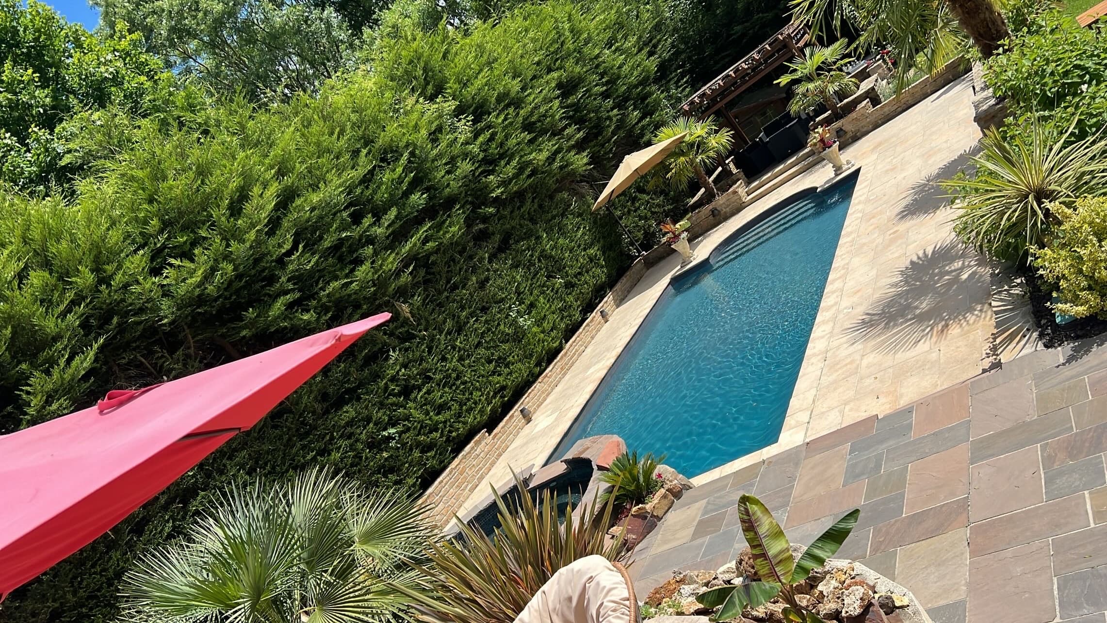 La piscine, le jacuzzi en pierre et la pergola de la Villa Herald