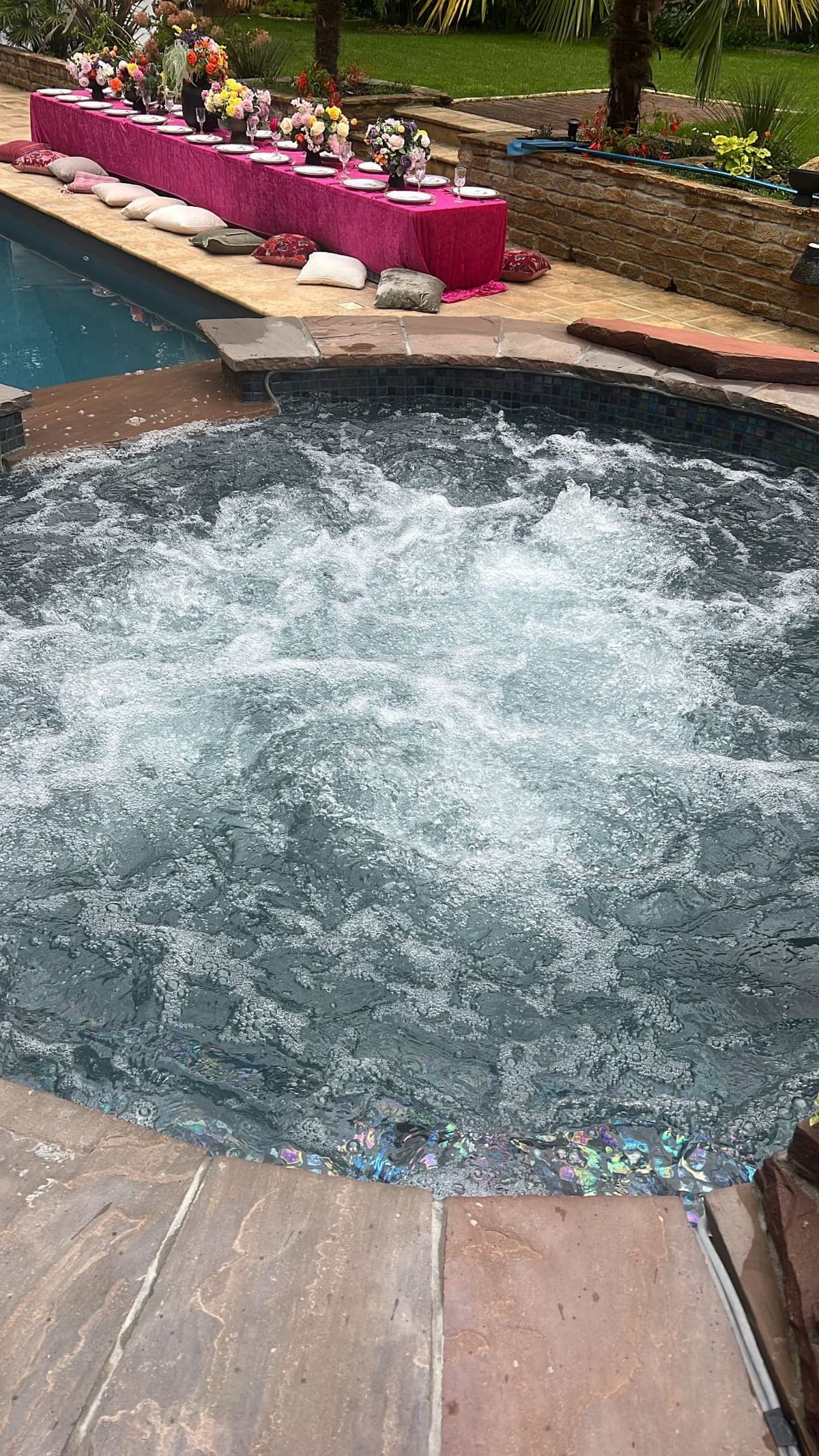 Le jacuzzi en pierre en fonctionnement