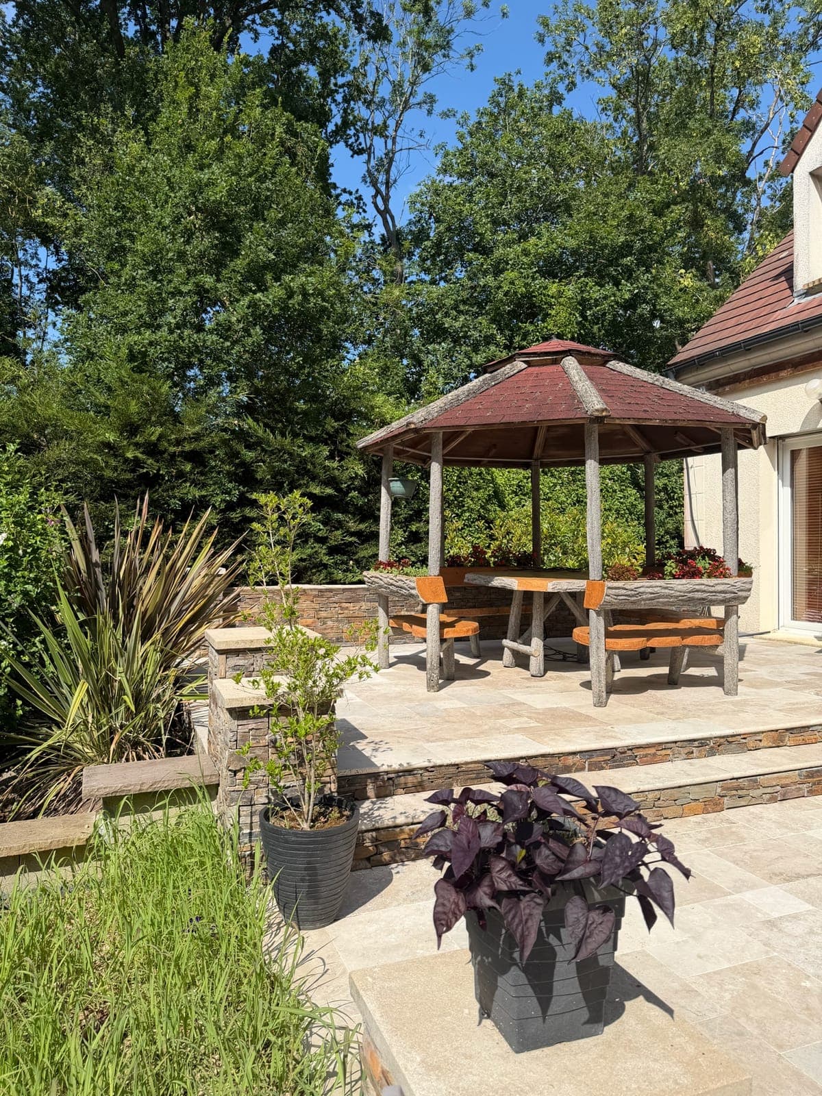 Le kiosque et les allées du jardin
