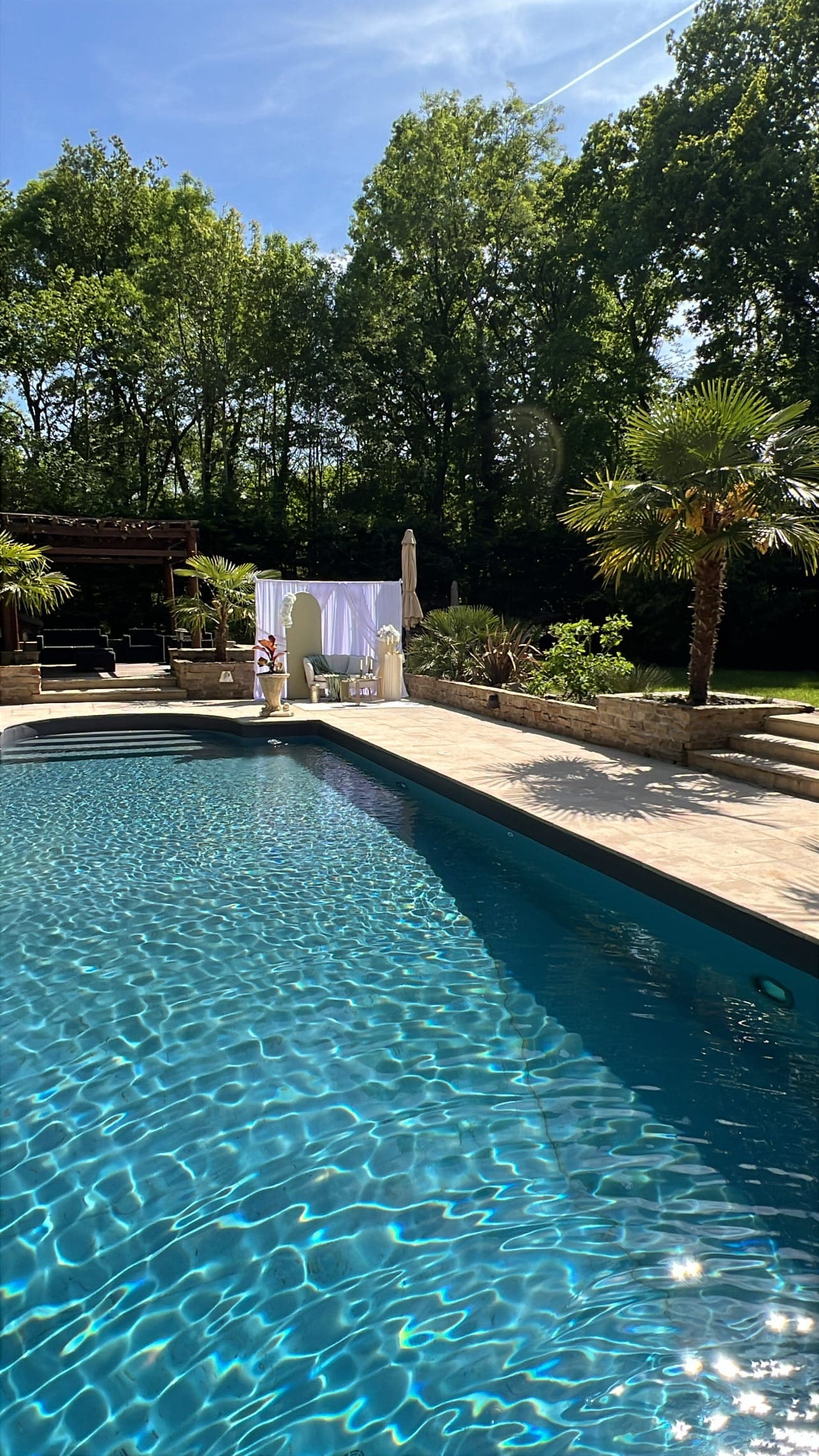 La grande piscine creusée aux eaux turquoise