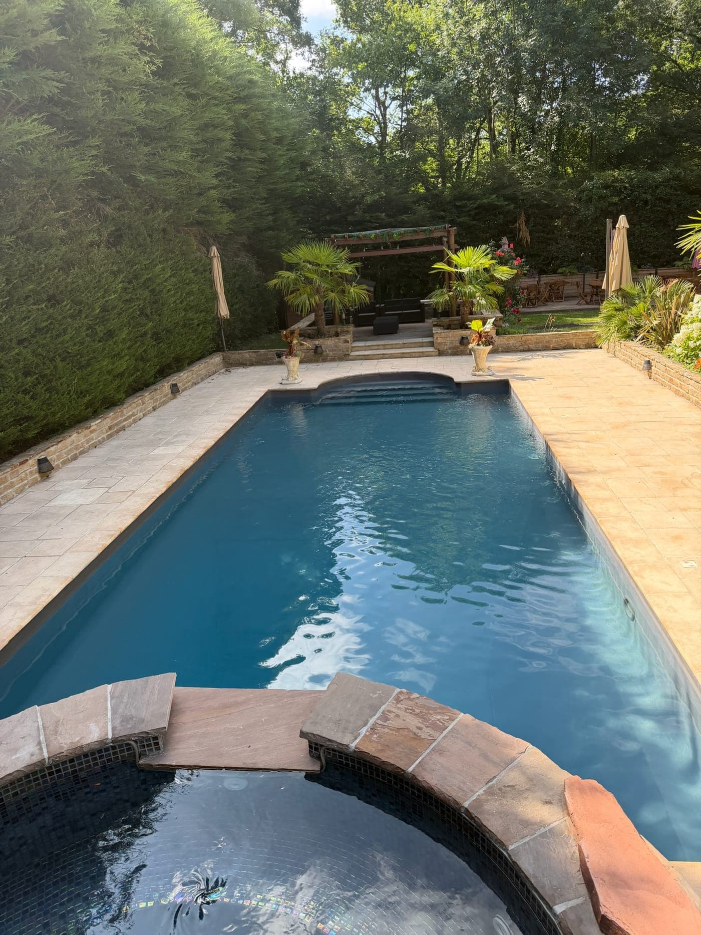 La piscine et le jacuzzi vus de la terrasse