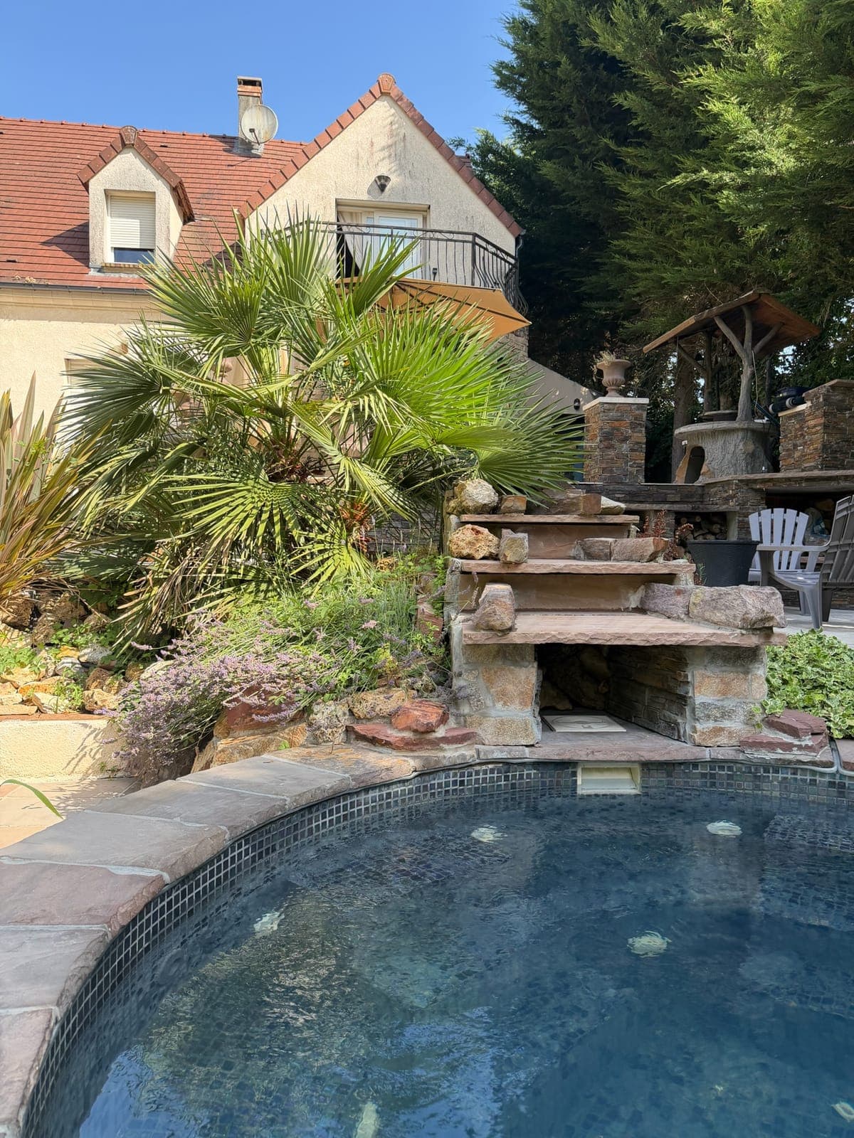 Le jacuzzi en pierre devant la villa