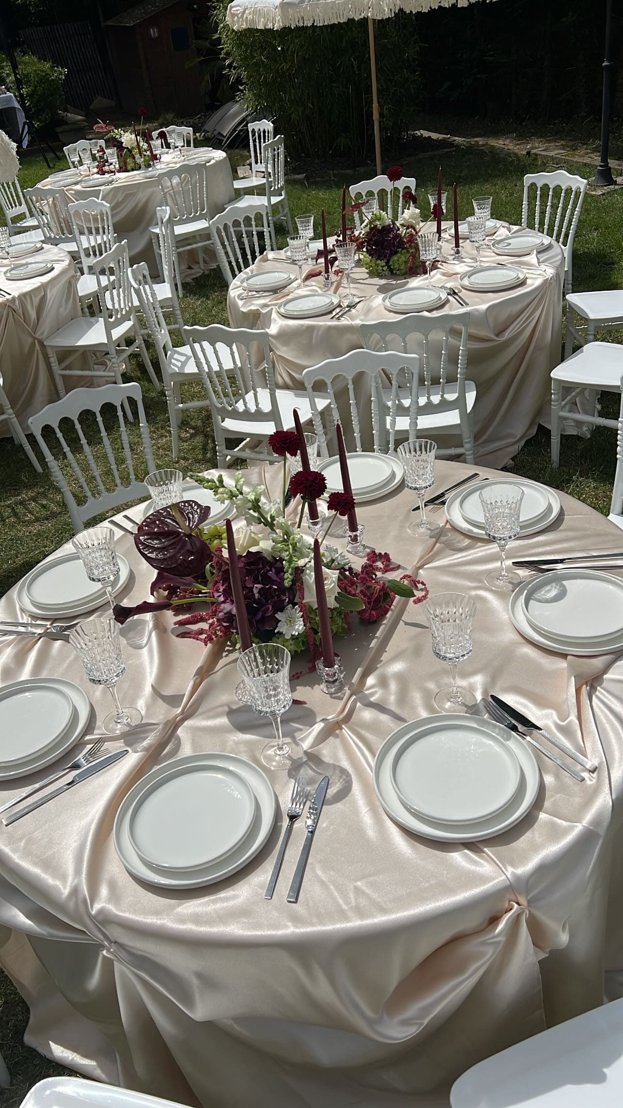Table de réception dressée au bord de la piscine