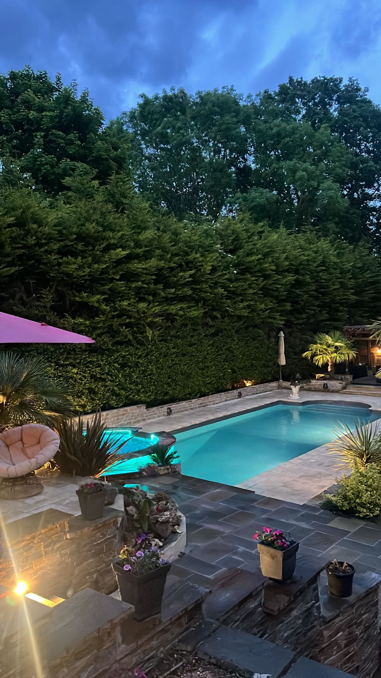 Transats et parasols colorés au bord de la piscine